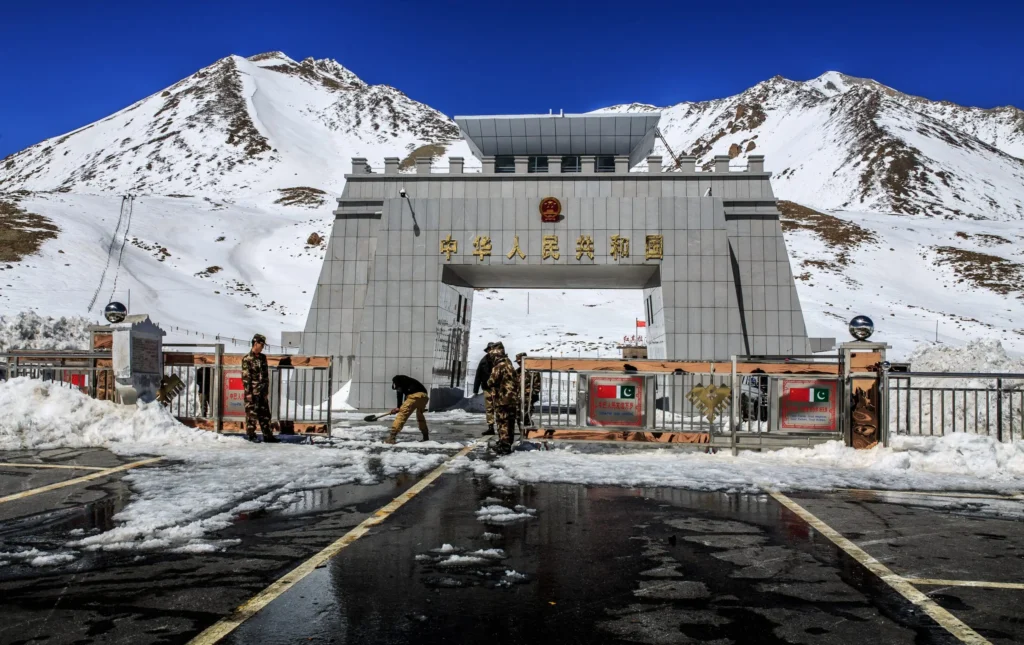 an image of khnjerab pass which is a beautiful border between pakistan and china