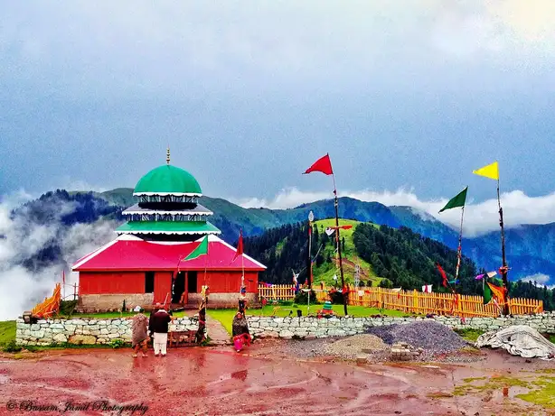 an image of shrine of pir chinasi at the top of the mountain