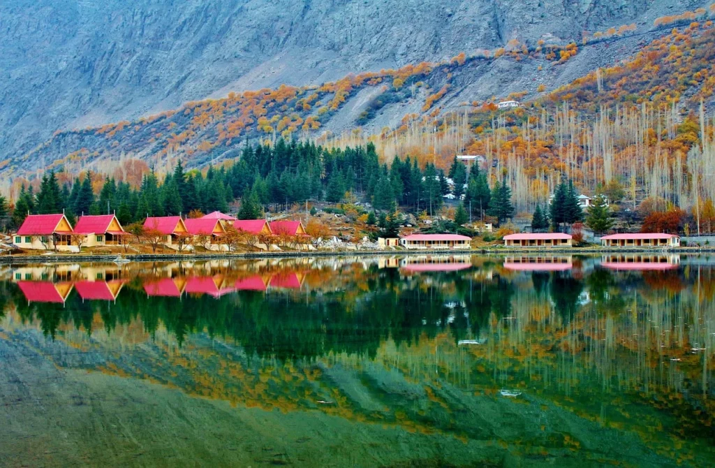 an image of lower kachura lake
in which red roofed restaurants in front of lake