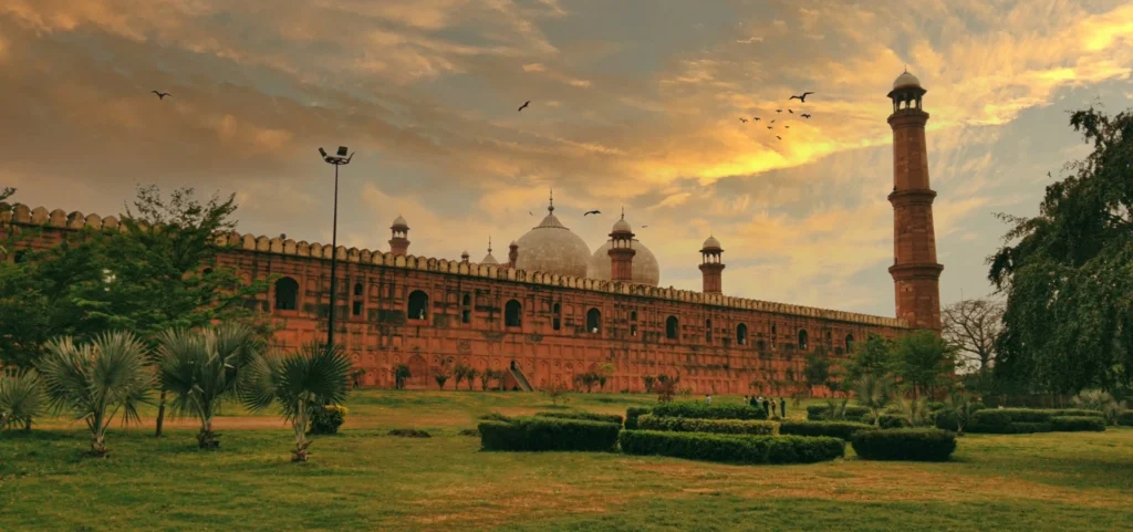 an image of badshahi mosque lahore