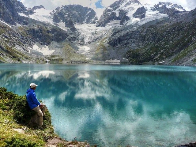 an image of beautiful katora lake which is one of the best places to visit in kumrat valley, in front of snowy mountains